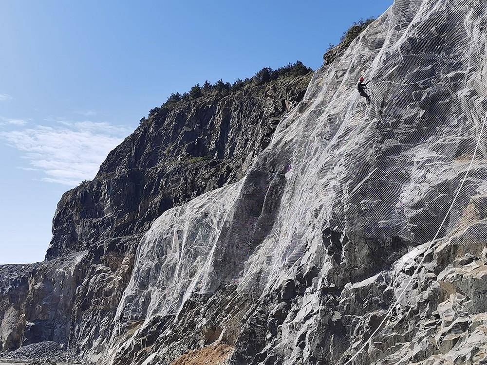 自动防护网铺装现场